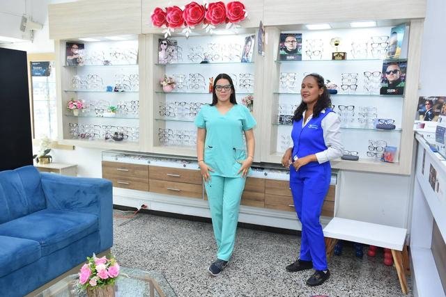 Equipo frente a la vitrina